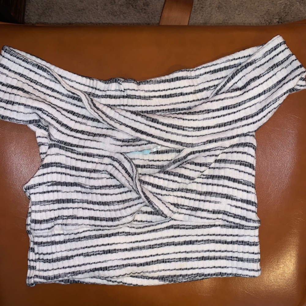 Kimchi Blue off shoulder front cut out crop - Picture 2 of 4